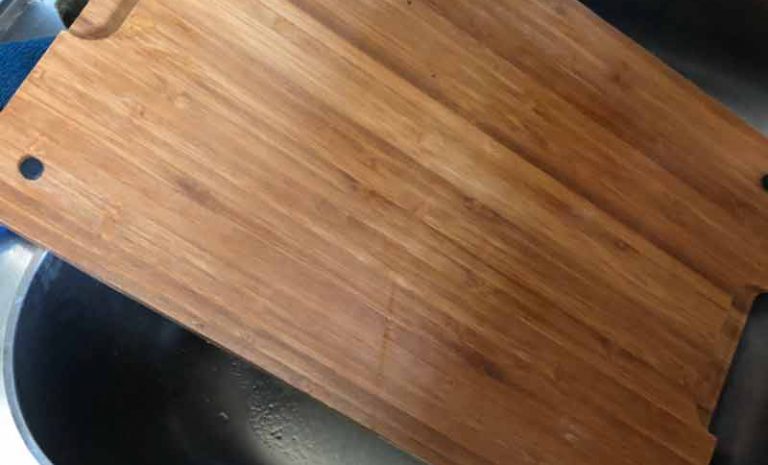 Tipp von der Küchenchefin: Holzbretter 2 x spülen